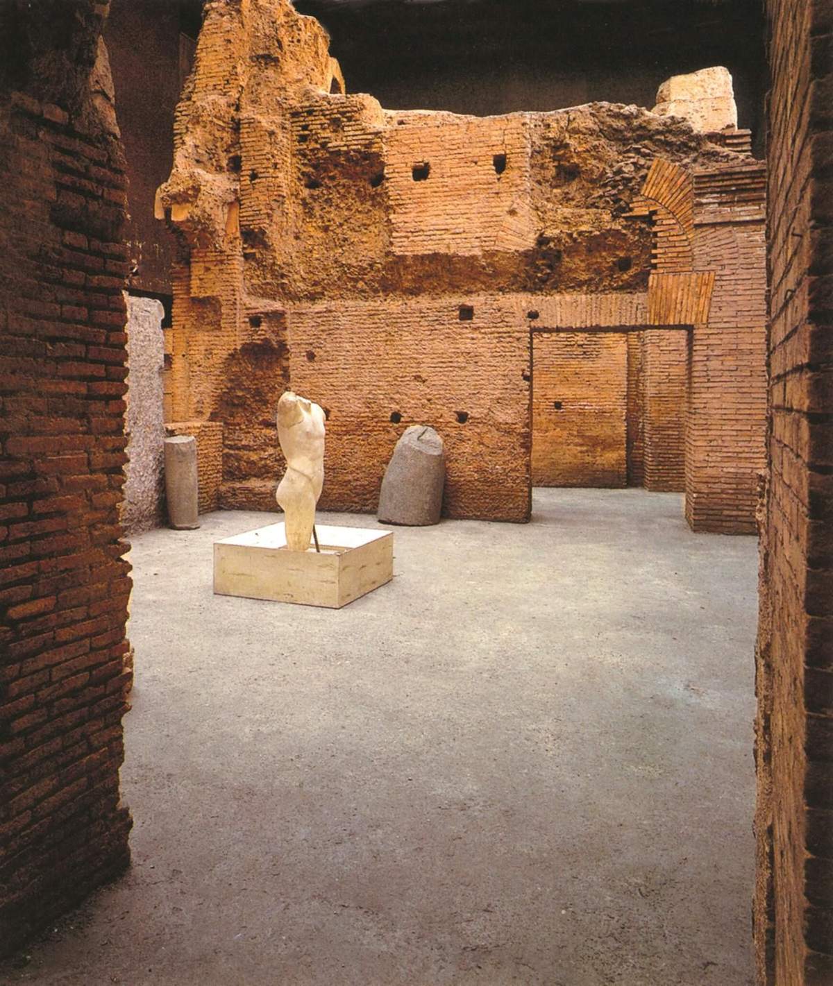 Unter Piazza Navona - Das Stadion des Domitian Ein verwitterter Statuentorso auf einem Sockel in einem alten, gemauerten Raum mit einem teilweise eingestürzten Dach.
