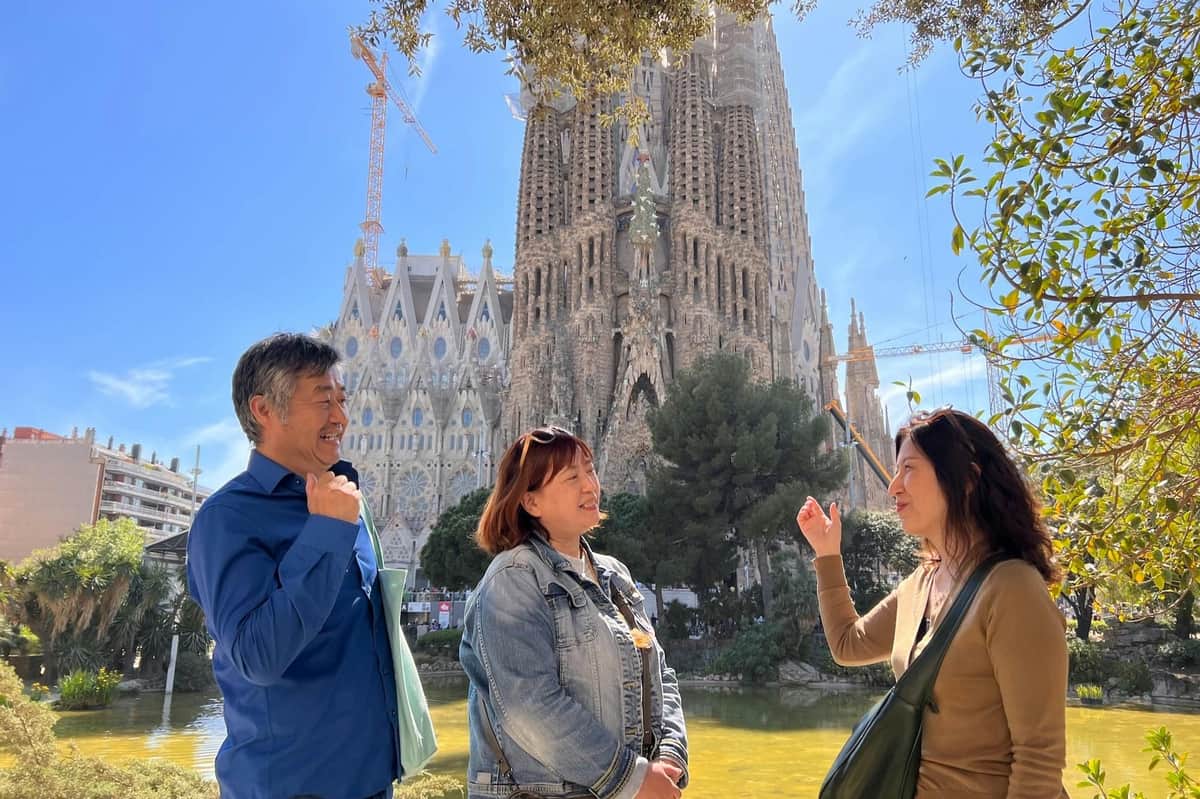 Sagrada Familia: Private Guided Tour Private group exploring the surrounding of Sagrada Familia