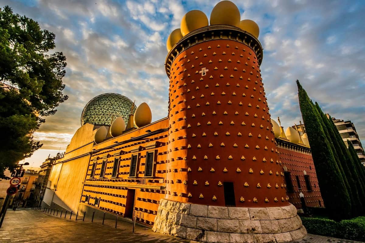 Dalí Theatre and Museum: Entry Ticket + Guided Tour please use pics of skip-the-line product