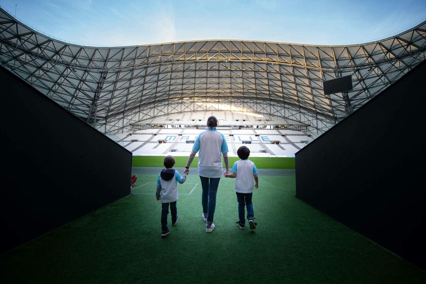 Photo d'enfant entrant sur la pelouse de l'Orange Vélodrome