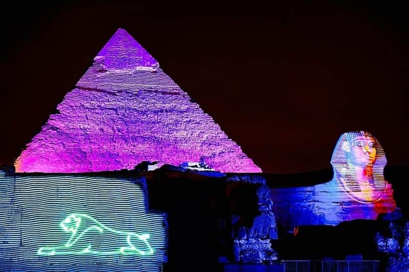 La Grande Pyramide de Gizeh : Entrée au spectacle son et lumière + transfert aller-retour Découvrez l'histoire de l'Égypte ancienne et le mythe du Sphinx lors du spectacle son et lumière emblématique des pyramides de Gizeh au Caire.
