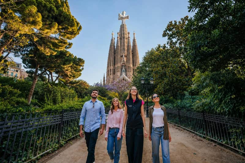 Barcelona: Guided Tour + Sagrada Familia Skip The Line Ticket