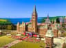Der Parliament Hill in Ottawa mit einer Menschenmenge, die sich zu einer Veranstaltung zum Canada Day versammelt hat; im Bild sind der Centre Block und der Peace Tower zu sehen.