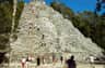 Entrada sin colas para Yacimiento arqueológico de Cobá (Coba) La gente escala una antigua pirámide de piedra en un entorno selvático en un día despejado, y muchos utilizan una cuerda para ayudarse.